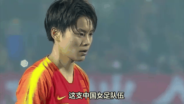 中国女足队员们训练备战，决心夺得胜利的简单介绍
