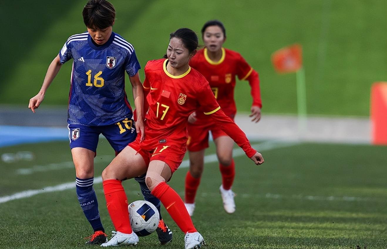 中国女足队员们训练备战，决心夺得胜利的简单介绍