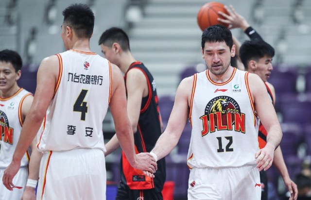 中锋双塔组合横扫对手，攻守兼备威震全场的简单介绍