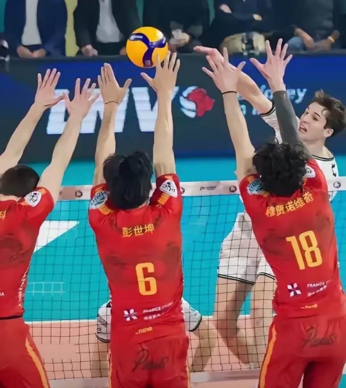 巴黎举行排球比赛，国家队表现压倒性