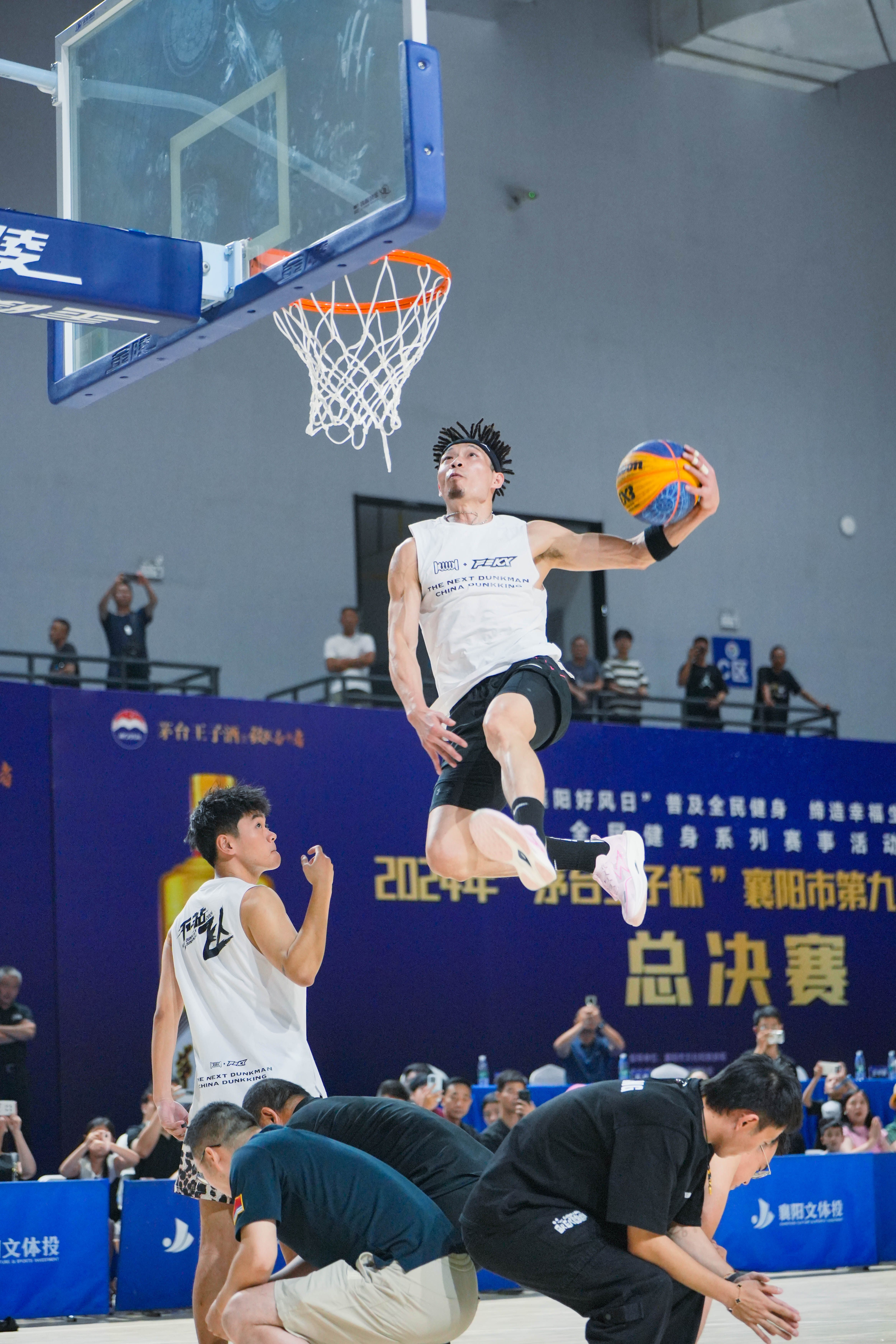 精彩篮球比赛，球员实力引人注目的简单介绍