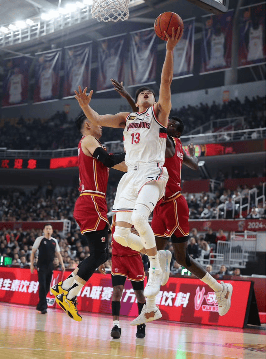 浙江队鏖战尼克斯，郭艾伦状态火热的简单介绍