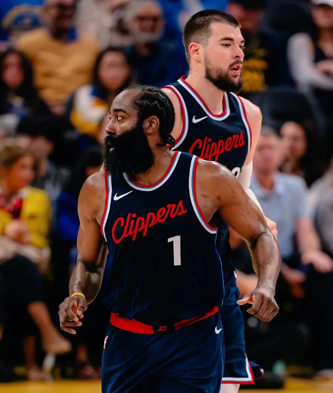 勇士横扫青岛队,哈登惊艳四座 勇士横扫青岛队,哈登惊艳四座